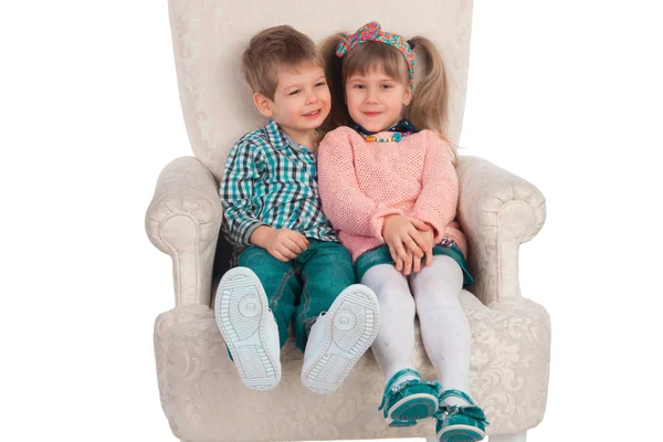 孩子们围坐在一把椅子 — 图库照片