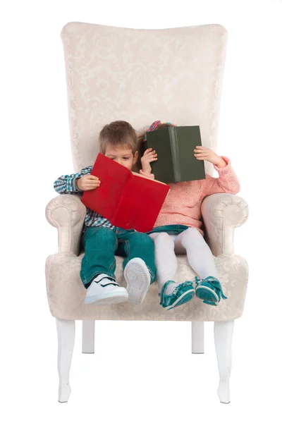 孩子们围坐在椅子上的书 — 图库照片