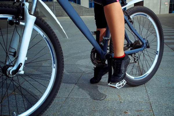 Legs on bicycle outdoors close up — Stock Photo, Image