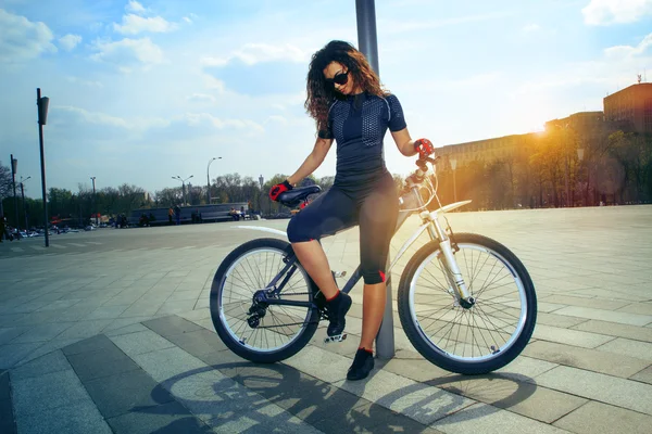 Mujer de belleza deportiva en gafas de sol en bicicleta — Foto de Stock