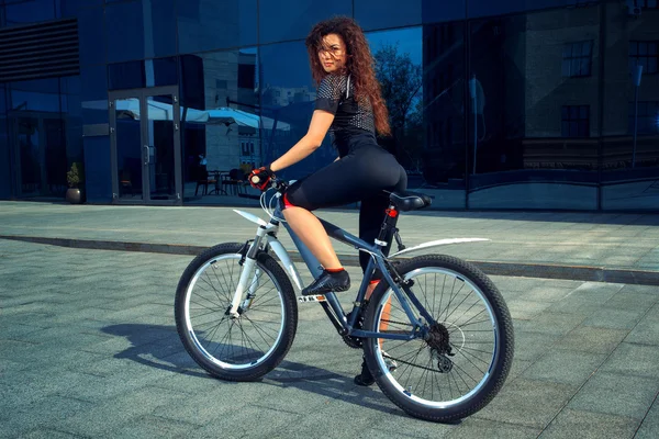 Sério morena esportiva mulher com bicicleta — Fotografia de Stock