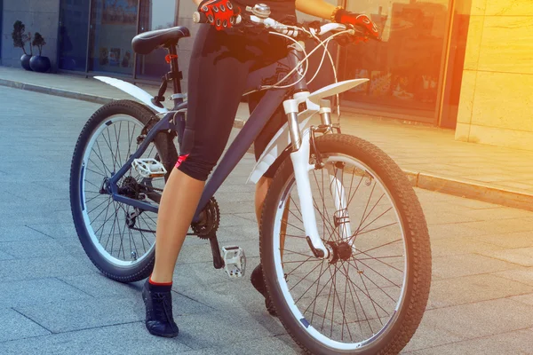 Κοντινό πλάνο φωτογραφία του όμορφα γυναικεία πόδια, με ποδήλατο — Φωτογραφία Αρχείου