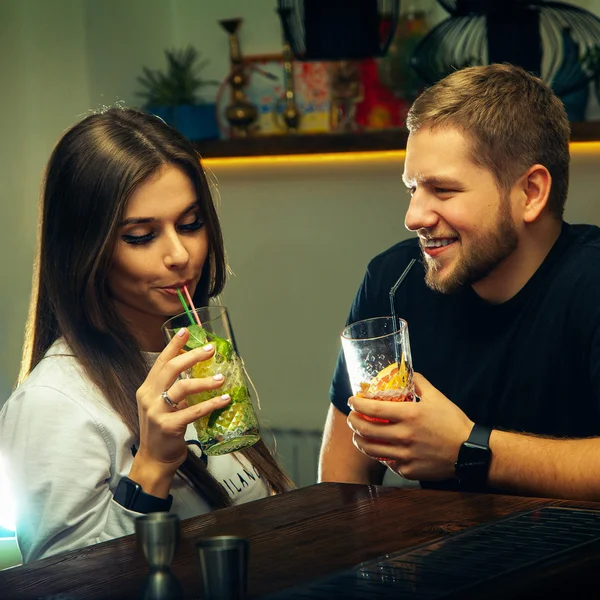 Casal flertando e bebidas coquetéis — Fotografia de Stock
