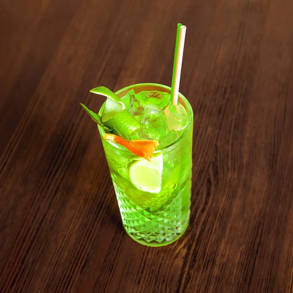 Cocktail vert avec tranches de citron vert et d'orange — Photo