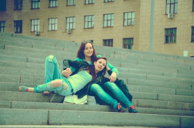 iki arkadaş belgili tanımlık merdiven üstünde dinlenme