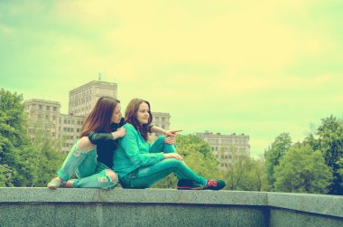 İki arkadaş eğleniyor.