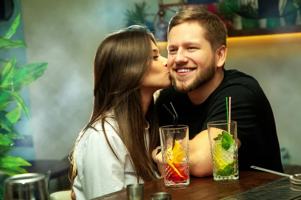 Casal apaixonado se divertindo no bar — Fotografia de Stock