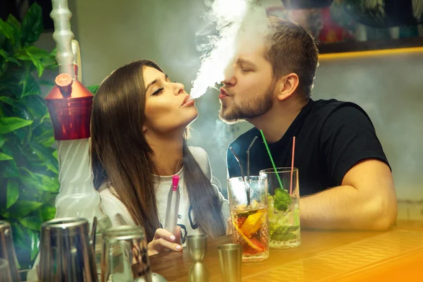 aşık çift nargile ve içecekler kokteyl içiyor