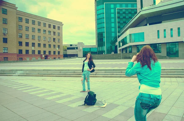 Mulheres turistas caminham na nova cidade — Fotografia de Stock