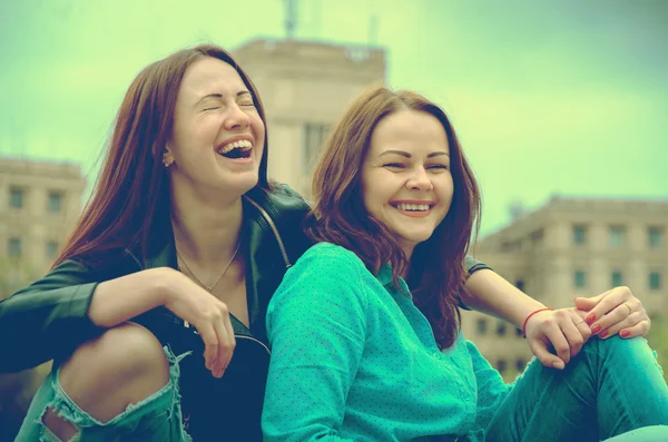 Duas mulheres se divertindo — Fotografia de Stock