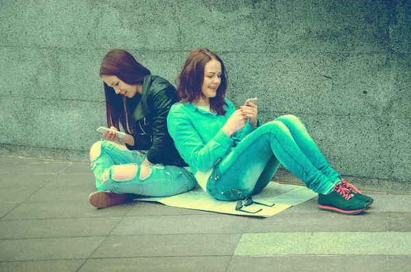 Chicas sentadas en la calle — Foto de Stock