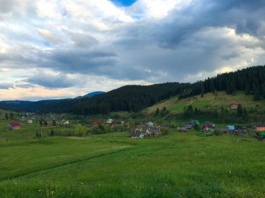 güneşli havalarda dağ manzarası