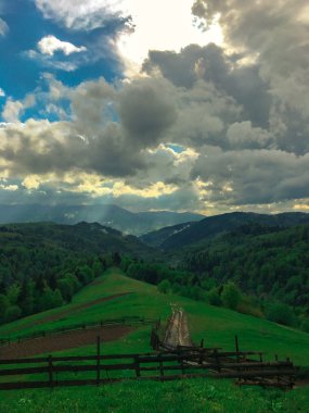 dağ ve güneş ışınları