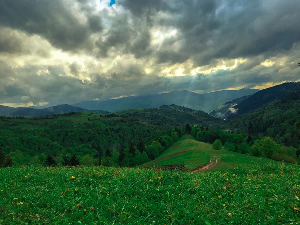 Montagne et les rayons du soleil — Photo