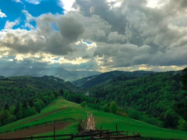 Berg und die Sonnenstrahlen — Stockfoto