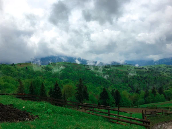Wolken steigen direkt aus den Bergen empor — Stockfoto