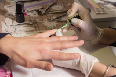 Manikürcü Manikür yapıyor