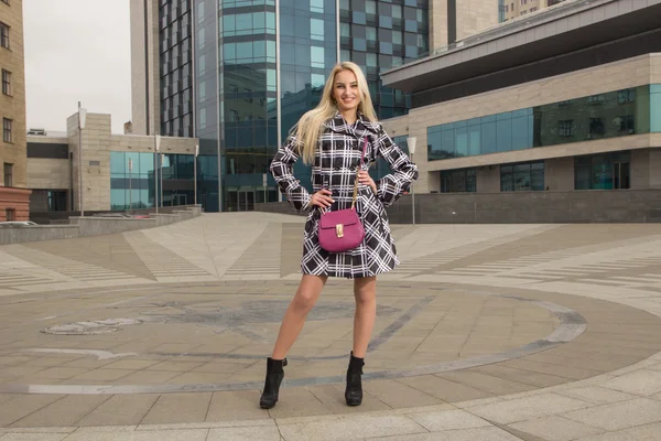 Chica rubia está posando en la ciudad — Foto de Stock