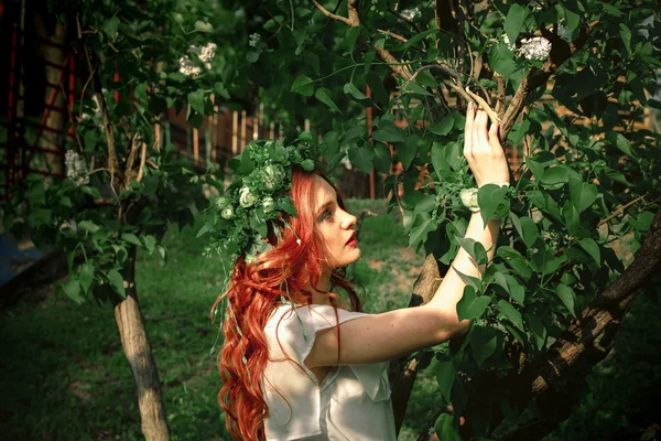 A természetben gyönyörű vörös hajú nő, portré — Stock Fotó