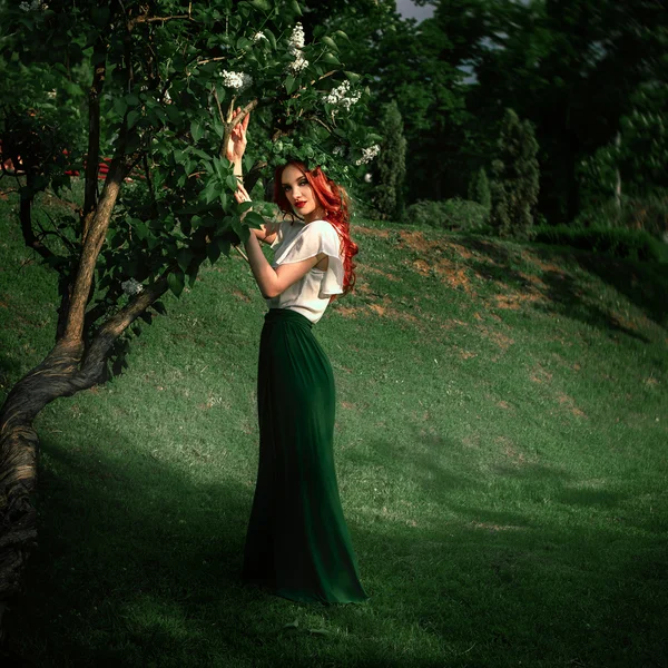頭に花輪を捧げるとかわいい赤髪の女性 — ストック写真