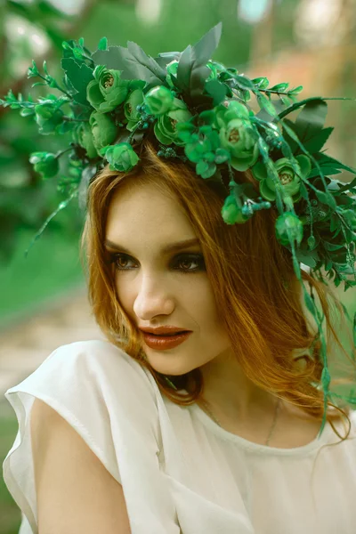 Mulher de cabelo vermelho com grinalda na cabeça — Fotografia de Stock