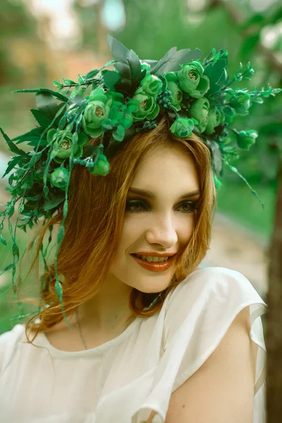 Bella donna con sorriso affascinante e ghirlanda sulla testa — Foto Stock