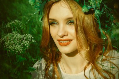 Makyaj yeşil tonlar açık havada olan kadın