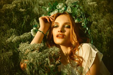 makyaj ve kafasına çelenk ile kız