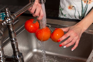 Kız sebze işleme için hazırlanıyor