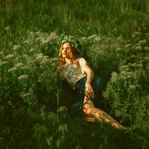 Retrato de mulher de beleza com grinalda na cabeça — Fotografia de Stock