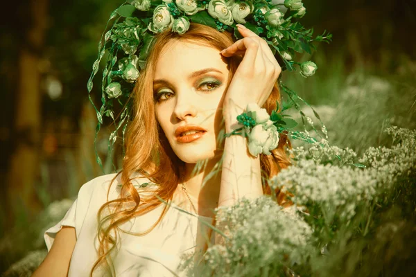 化粧と頭に花輪を捧げる女性 — ストック写真
