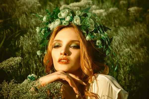 素敵な化粧と頭に花輪を捧げる美若い女性 — ストック写真