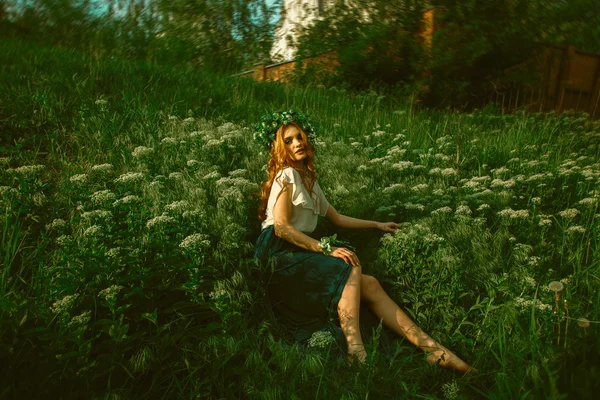 Ragazza in posa nell'erba — Foto Stock