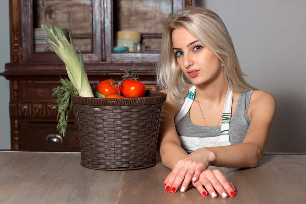 Chica con verduras —  Fotos de Stock