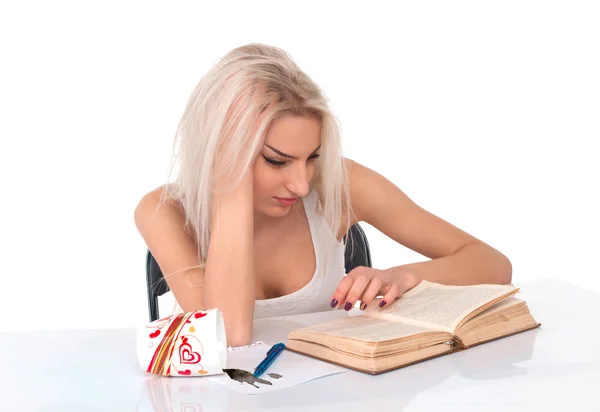 Жінка з чашкою і книгою — стокове фото