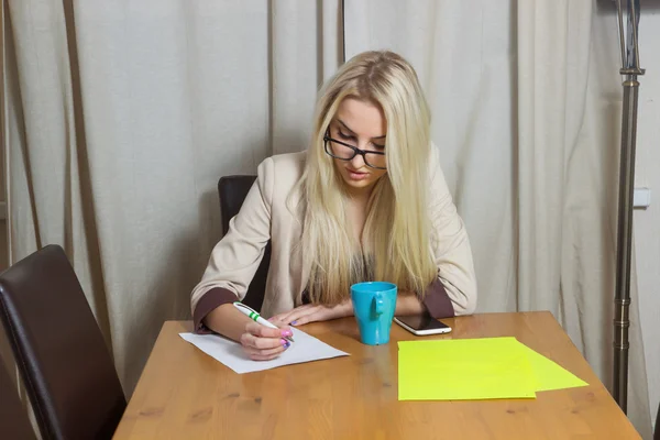 Blondes Mädchen im Büro — Stockfoto