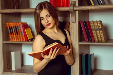 güzel kütüphaneci bir kitap okur