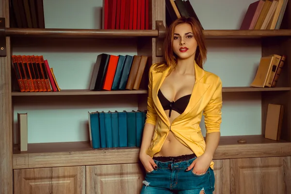Hermosa chica en una chaqueta amarilla mirando a la cámara — Foto de Stock