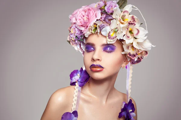 Primer plano de Chica con corona en la cabeza y maquillaje en tonos púrpura — Foto de Stock