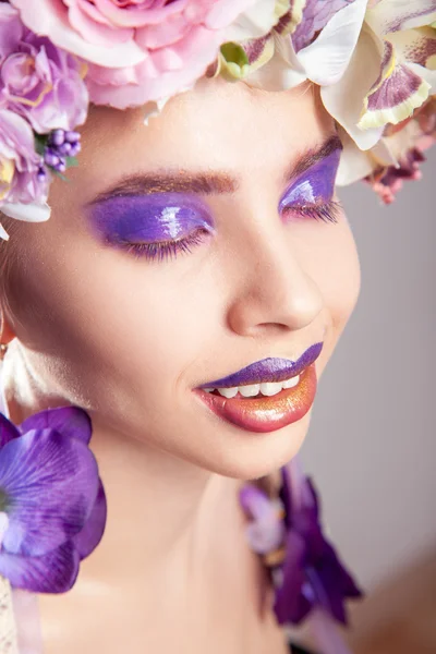 Retrato de mulher adulta jovem brilhante com coroa de flores na cabeça — Fotografia de Stock