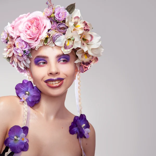 Foto quadrada de menina feliz com grinalda na cabeça — Fotografia de Stock