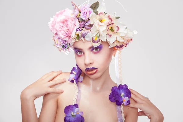 Attractive young girl with wreath on head — Stock Photo, Image