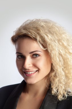 sarışın kıvırcık saçlı kameraya gülümseyen
