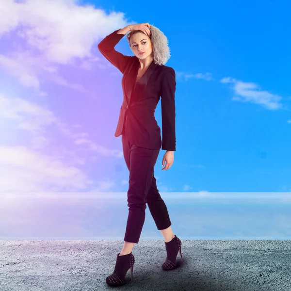 Retrato de joven mujer de negocios rubia en traje negro — Foto de Stock