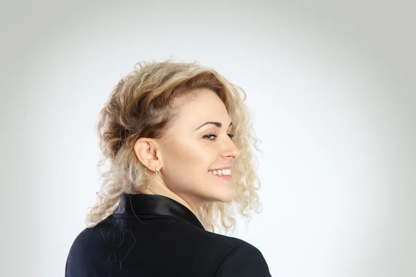 Retrato de mujer de belleza con el pelo rubio rizado sonriendo — Foto de Stock