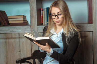 Öğrenci kitap okuyor.