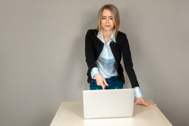  Dizüstü bilgisayarda çalışan bir kadın