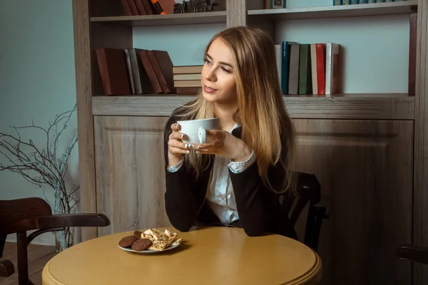 Kobieta pije kawę z coockies — Zdjęcie stockowe