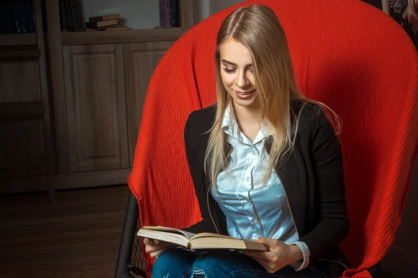 Vrouw die een boek lezen — Stockfoto