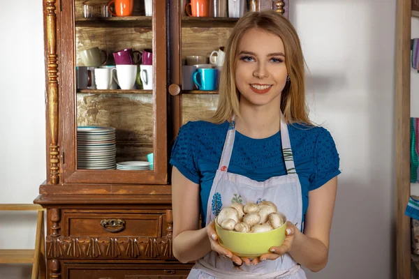 Girl holding a plate with mushrooms — Stock Photo, Image